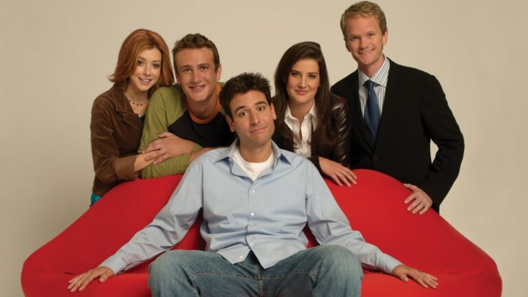 Herci ze seriálu Jak jsem poznal vaši matku dnes: Prošedivělý Ted má kapelu, Robin je matkou a Barney má manžela