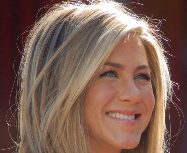 Jak jen to dělá? Herečka Jennifer Aniston slaví 56. narozeniny a vypadá o 20 let mladší