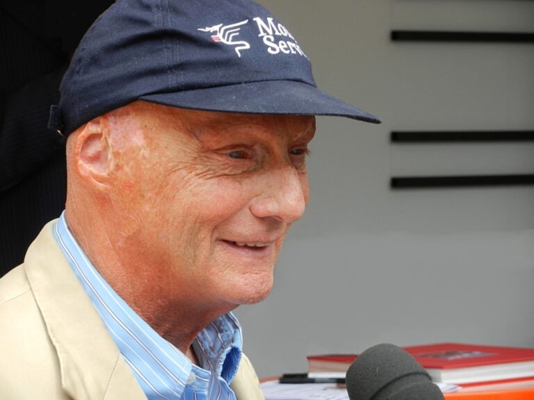 Niki Lauda by oslavil 76: Skoro uhořel zaživa, žena jej poznala jen podle nohou. Po 40 dnech od nehody opět závodil