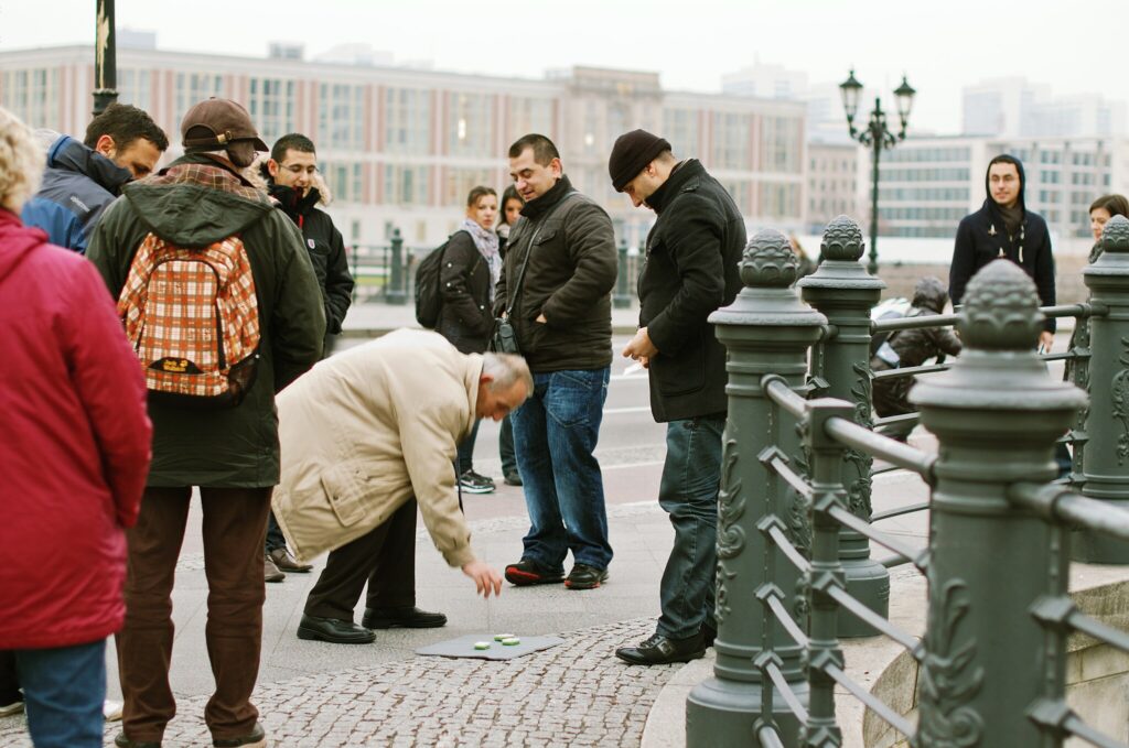 Skořápkáři v Berlíně, FOTO: <a href="https://commons.wikimedia.org/wiki/File:Shell_game_in_Berlin.jpg">E.asphyx</a>, <a href="https://creativecommons.org/licenses/by/3.0">CC BY 3.0</a>, via Wikimedia Commons