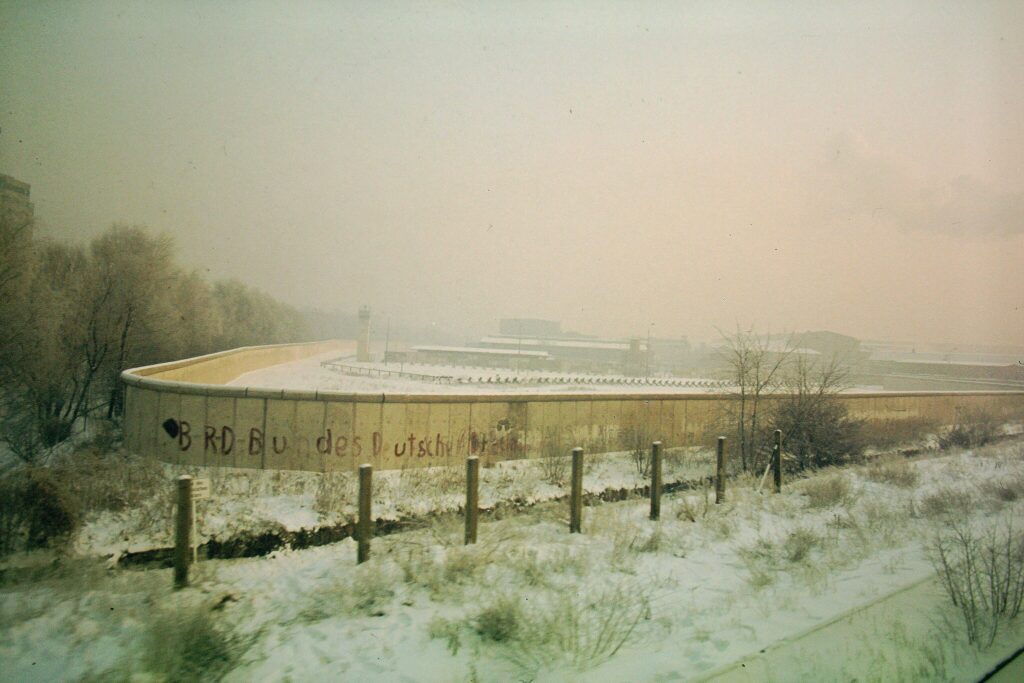 Berlínská zeď (rok 1985), FOTO: <a href="https://commons.wikimedia.org/wiki/File:Berlin_Wall_Jan_1985_01.JPG">Kuebi = Armin Kübelbeck</a>, <a href="https://creativecommons.org/licenses/by-sa/4.0">CC BY-SA 4.0</a>, via Wikimedia Commons