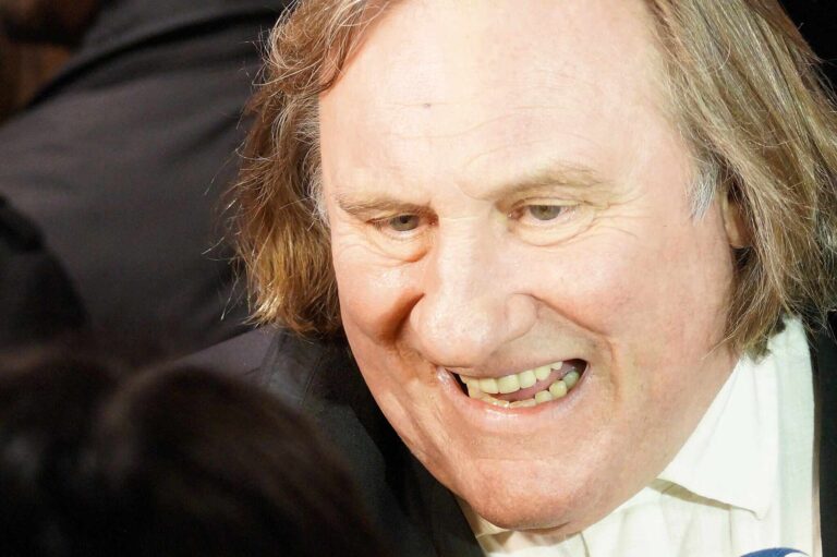Gérard Depardieu žije s českou herečkou. Ta ho teď brání před soudem, kde čelí obvinění z násilí vůči ženám