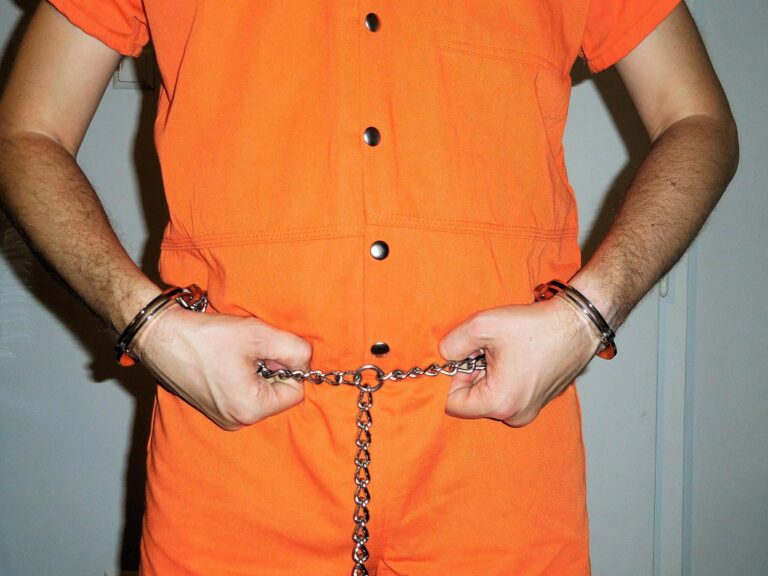 „Přerazím ti pastelky“ aneb Jak vyhrožují zločinci