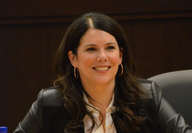 Lauren Graham alias sympatická Lorelai z Gilmorek se nikdy nevdala a zůstala bezdětná. Šik je i před šedesátkou