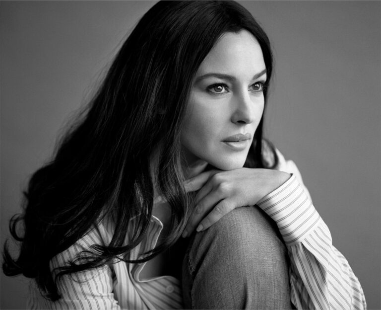 „Stárnout není ostuda,“ říká Monica Bellucci. Plastiky odmítá, přesto vypadá po šedesátce skvěle