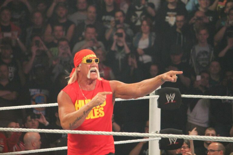 Mlátička Hulk Hogan je dnes staříkem. Podstoupil desítky operací a necítí nohy. Chtěl praštit o zem s Kamalou Harrisovou
