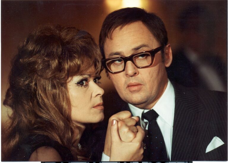 „Čtyři vraždy stačí, drahoušku“: Hu-hu koktejl jen na vlastní nebezpečí, natáčení pozpátku a první role po návratu z vězení