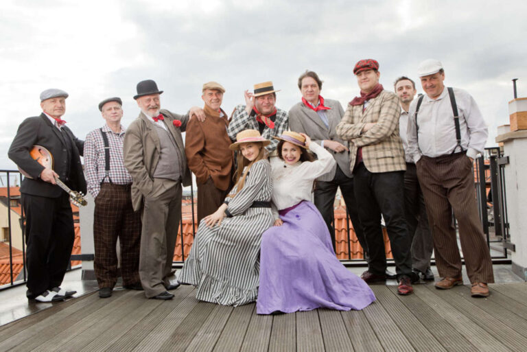 Malý Robert ze Šlapeto slaví 32. Z roztomilého chlapce v bekovce vyrostl potetovaný pankáč, taxikář a táta