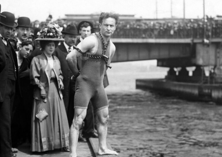 Harry Houdini a podivné okolnosti jeho smrti. Svá tajemství si jako správný kouzelník vzal do hrobu