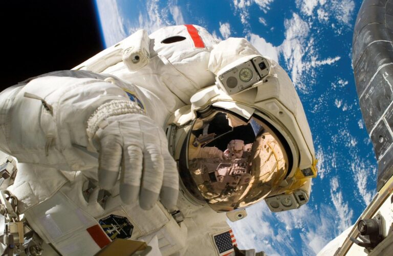 Čím se živí astronauti: První jídlo pozřené na Měsíci byla kostka slaniny a jaké další pokrmy dostávají