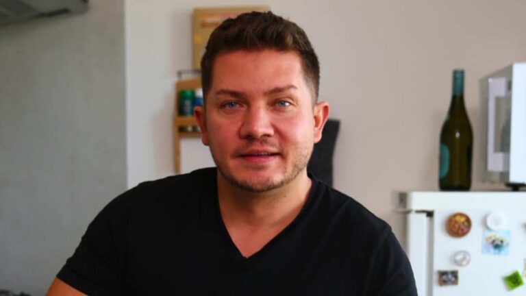 Pityho z VyVolených zmlátili basebalkou kvůli jeho orientaci. On sám před lety zabránil vraždě