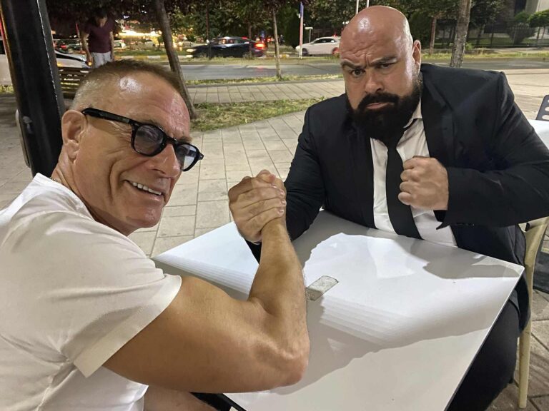 Jean-Claude Van Damme se zapletl do obchodu s bílým masem. Rumunský podnikatel mu měl „darovat“ pět žen