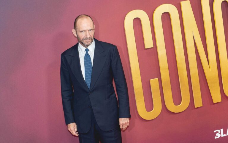 Neuvěřitelná proměna Lorda Voldemorta. Ralph Fiennes v 62 letech ukázal svalnaté tělo třicátníka