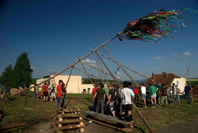 Májky: Proč naši předci zdobili stromy a jak se tento kouzelný zvyk udržel až do dnešních dnů