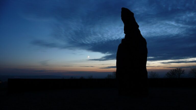 Menhiry nejsou jen ve Stonehenge, ale i v Česku. Stojí tu tisíce let a prý vyzařují zvláštní energii