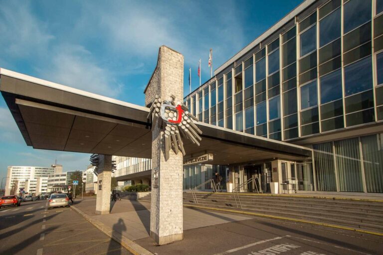 Za Českou televizi i ČRo si připlatíme, i bez televize a rádia. Stačí mobil, schválili senátoři