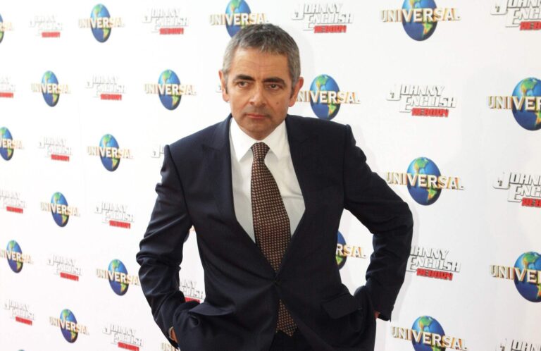 Rowan Atkinson má krásnou dceru, změnila si však příjmení. Syn Mr. Beana je v armádě a jako by mu z oka vypadl