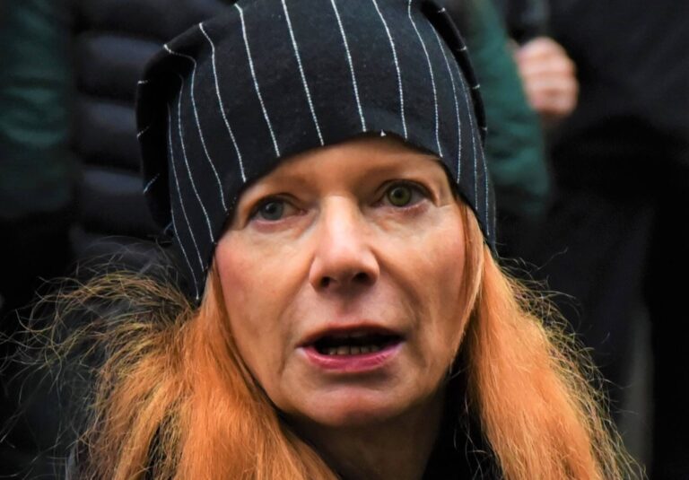 Bára Štěpánová odhalila, že nemá velká prsa a chybí jí zuby. S manželem spí odděleně, mazlení jí ale nechybí