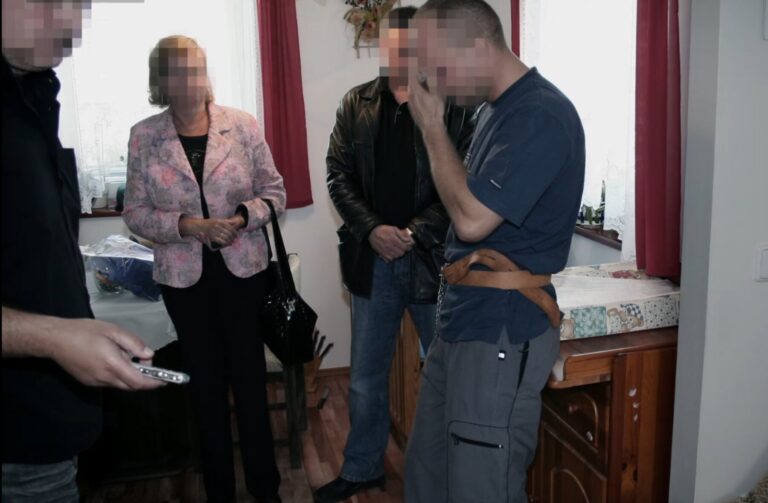 Zavraždil matku svých dětí, tělo schoval do žumpy a večer šel na pizzu. Dnes je na svobodě