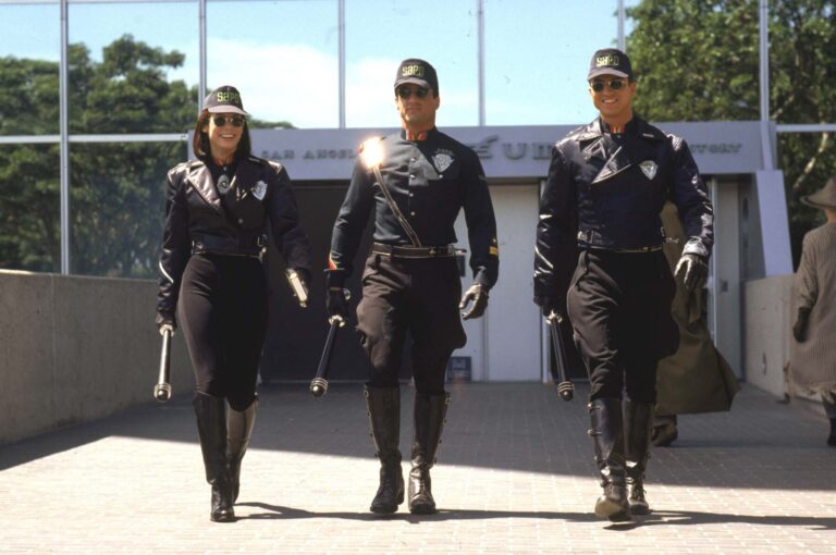 Demolition Man: nahý Sylvester Stallone, záhada tří mušlí na WC a svět, kde se za sprostá slova platí pokuta