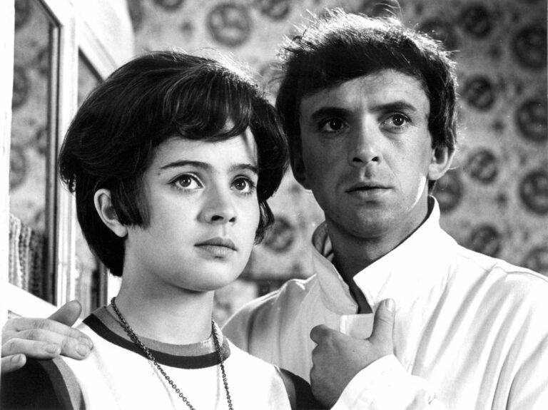 Jak utopit dr. Mráčka: Libíček zemřel při natáčení, Růžičková měla zákaz a tragédie u Kopeckých