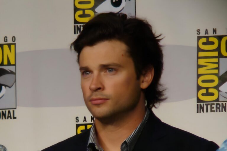 Superman Tom Welling zestárl do šedivého tatíka, ale charisma mu před padesátkou zůstalo. V lednu byl zatčen