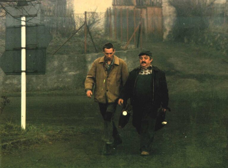 Vesničko má středisková: Otík mluvil s protézou, Pávek řídil sám, komunisti krouhli odměny a předseda JZD namísto faráře