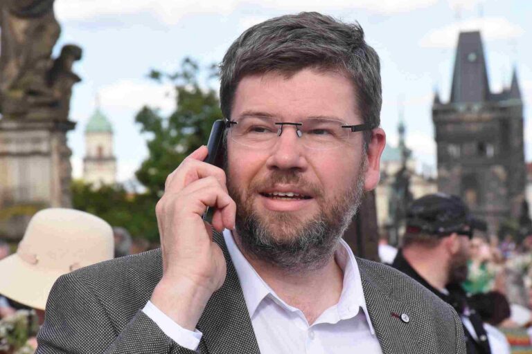 Jiří Pospíšil se stal otcem. S partnerem Janem Šaškem přivítal na svět dceru Medu