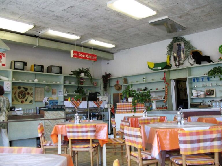 Mléčné bary, bufety a jídelny: Kde jsme se stravovali před rokem 89 a co nám (ne)chutnalo