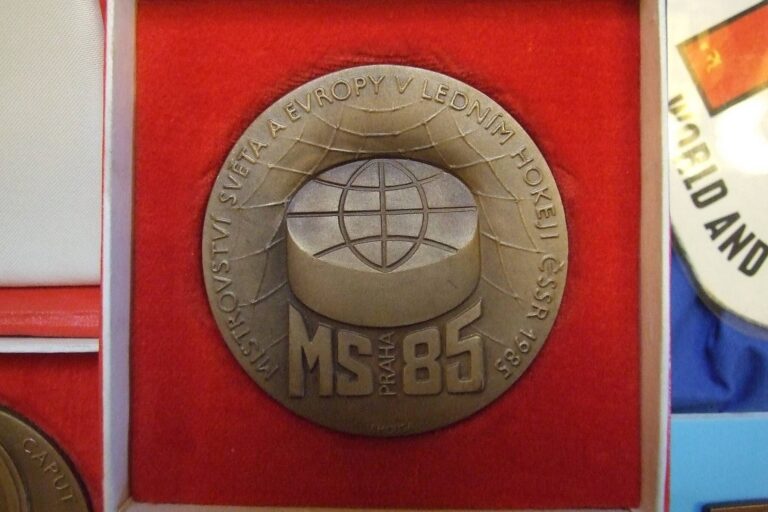 V roce 1985 vybojovala reprezentace ČSSR na MS v hokeji zlato, 30 let předtím ale komunisti mistry světa pozatýkali