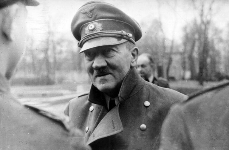 Hitler a jeho poslední hodina: Rozloučil se, snědl oběd a zastřelil se. Jeho tělo následně zmizelo podle plánu