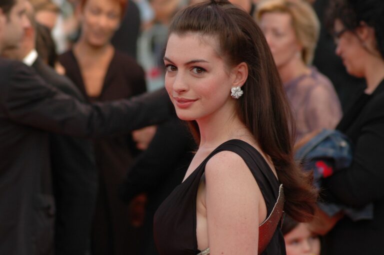 Deník princezny nebo plastického chirurga? Anne Hathaway vypadá o 20 let madší, plastiky ale popírá