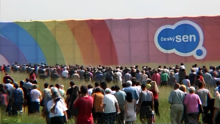 Český sen: Když se dva studenti převlékli za manažery, otevřeli falešný hypermarket a rozzuřili tři tisíce Čechů
