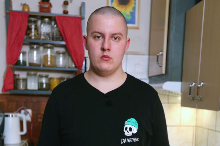 Prostřeno tento týden: Nezletilého soutěžícího vykolejí pusa od rivalky, hosty zase jeho sbírka zbraní