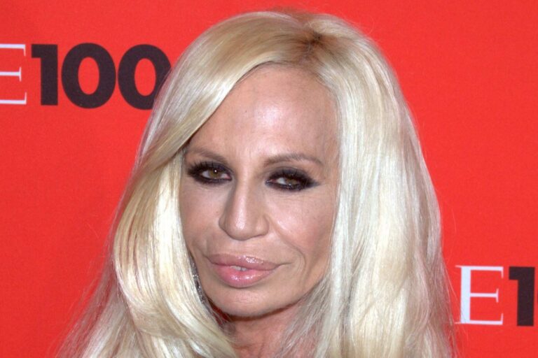 Donatella Versace po třiceti letech končí. V pátek oslavila 70 a už z ní není vosková figurína, opět vypadá skvěle