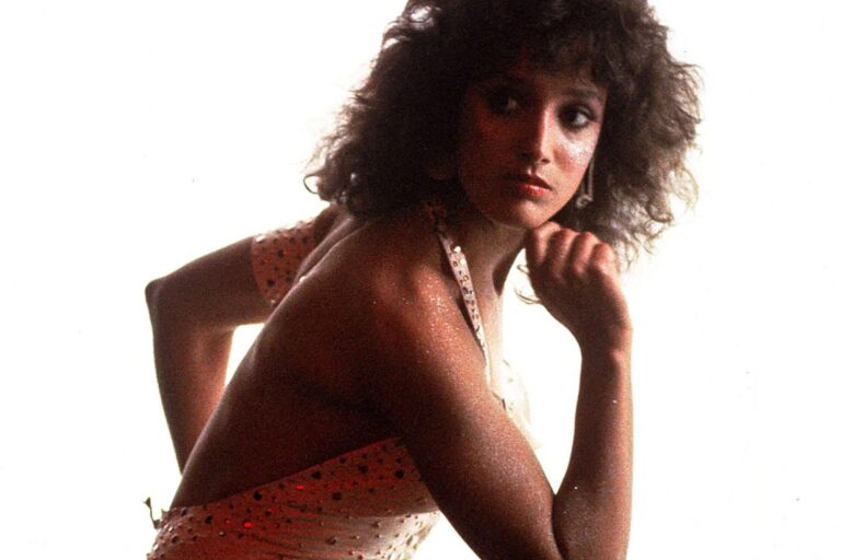 Ve vytahané mikině smyslným tancem kdysi oslnila svět. Co dělá jednašedesátiletá Jennifer Beals z Flashdance dnes
