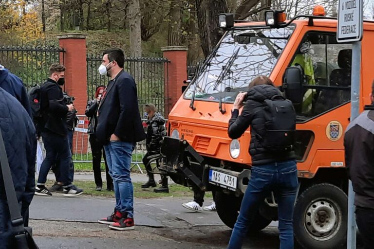 „Každej pořádnej prezident seděl,“ komentuje Novotný rozsudek. „Akorát ne za piko nebo chlast za volantem,“ kontrují mu