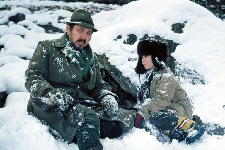 Pod Jezevčí skálou: Tomáš Holý ve sněhu z polystyrenu, kousnutí od psa, 120 korun na den a další perličky z natáčení