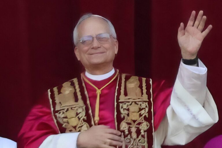 Trump slaví prvního amerického papeže a těší se na setkání. Jenže Lev XIV. ho několikrát ostře kritizoval