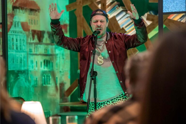 Čtvrteční Ulice: Zásnuby, pomsta a poprask v nemocnici