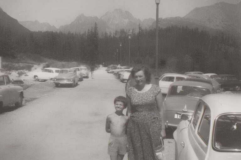 Móda za socialismu: Mrkváče, plísňáky, depešácký styl. Co jsme nosili a proč se tomu dnes smějeme