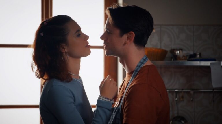 Seriál Kamarádi: Lucie posílá Olímu lechtivé video. Kája ho vidí a začíná peklo