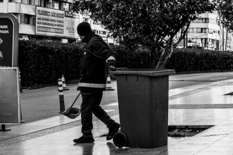 Popelář Michael vyhrál v loterii 600 milionů. Za osm let mu zbyly jen dluhy, dnes opět vyváží popelnice. Ničeho nelituje