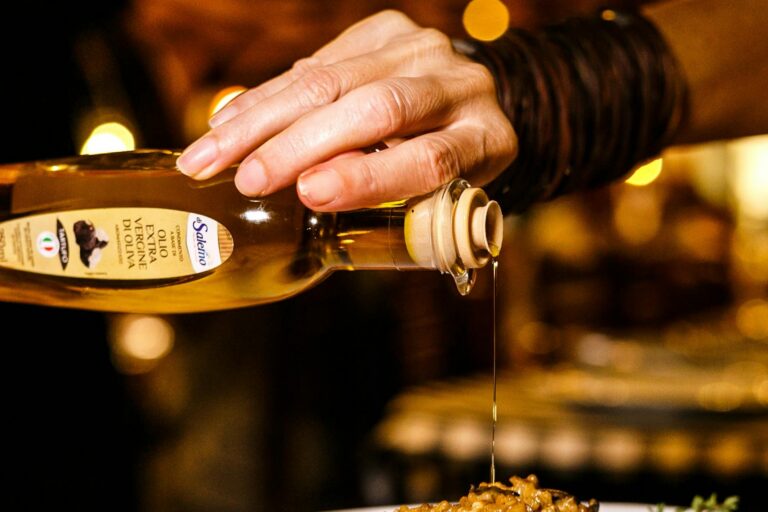 Češi nakoupili nebezpečný olivový olej, varoval je samotný řetězec. Jak ho vrátit a dostat zpátky peníze