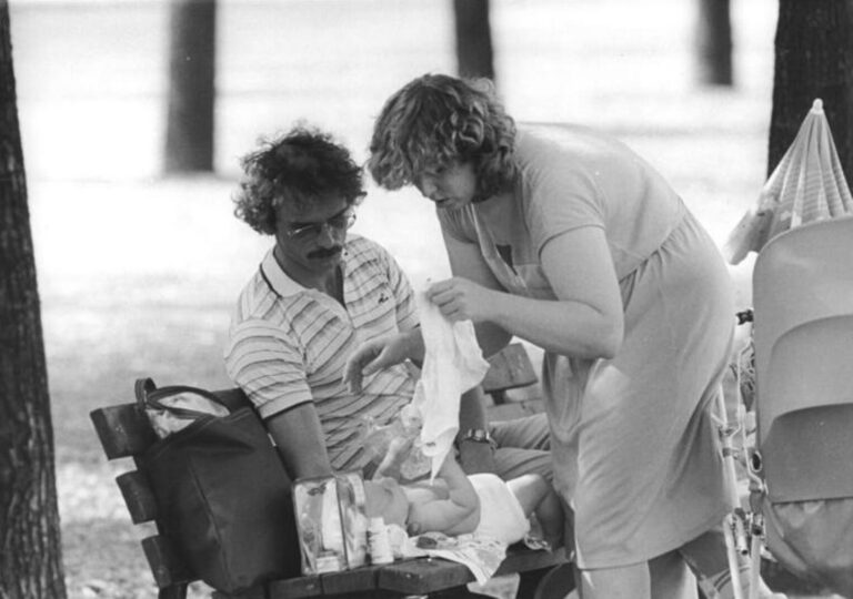 Papírové „pleny“ a igelitové pytlíky: Jak se přebalovalo za socialismu? Dnešní maminky by nevěřily