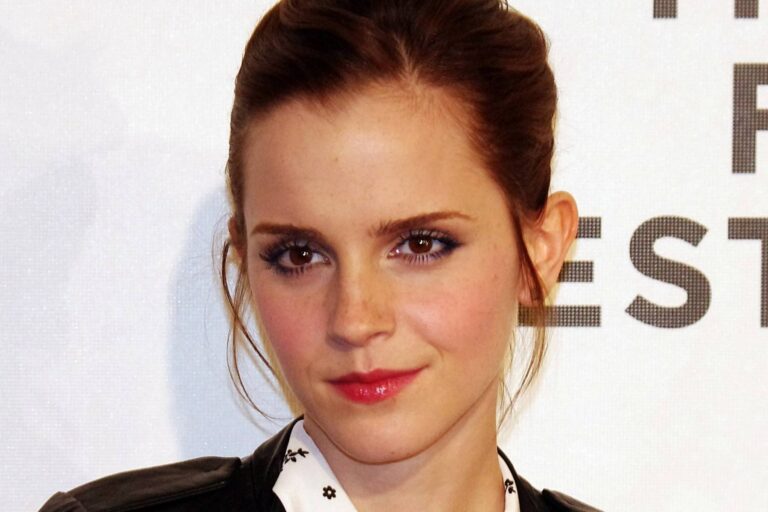 Emma Watson v 35 letech pořád vypadá jako mladá Hermiona. Nová láska na obzoru? V Paříži se objímala se známým umělcem