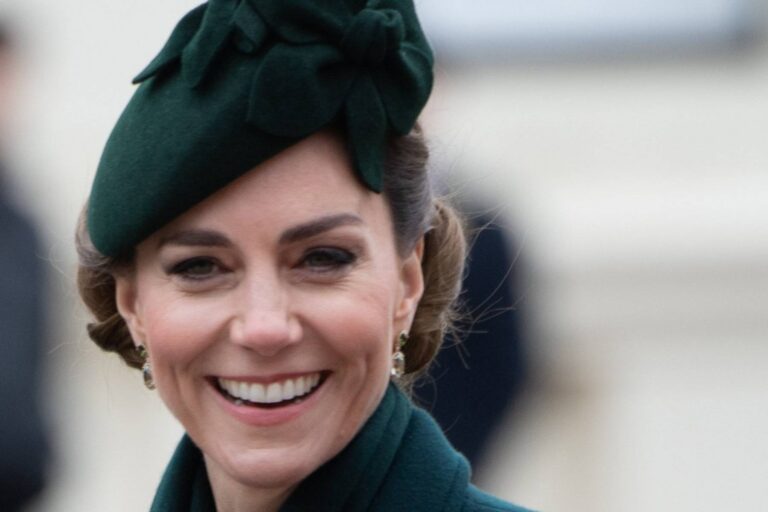 Princezna Kate a přísný protokol: Nikdy se nepodepíše, přirozený make-up, klobouk a závaží v sukni