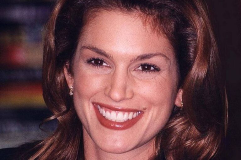 Cindy Crawford: Co se stalo kdysi krásné modelce? Její nová tvář budí rozpaky, mluví se o nepovedeném hubnutí či plastice