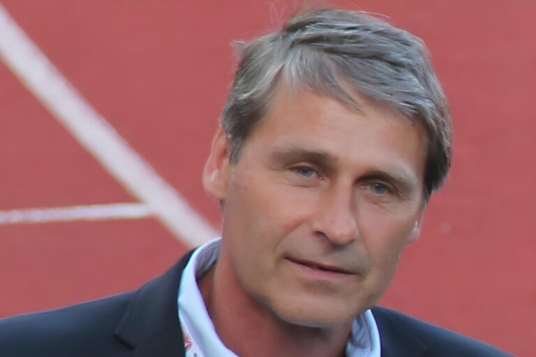 Oštěpař Jan Železný slaví 59. narozeniny. Po boku dvaatřicetileté svěřenkyně pookřál, mají malého syna