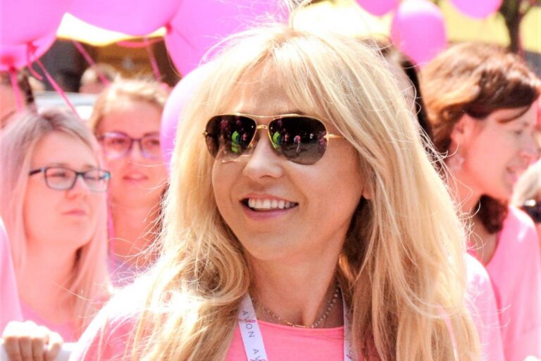 Kateřina Kaira Hrachovcová ukázala tělo v miniaturních bikinách i nového chlapa. Padesátiletá bohyně, píší fanoušci